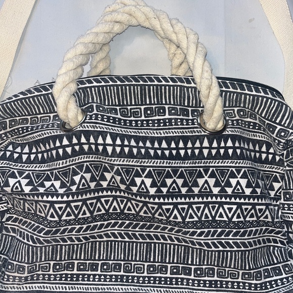 Allover Print Duffle Bag Adjustable Shoulder Strap Two Rope Handles Full Zip - Picture 2 of 7